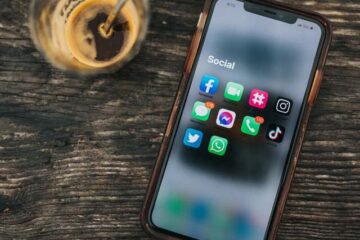 Mobil med sociala media-ikoner. Tips för marknadsföring på sociala medier